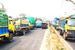 কুমিল্লায় শ্রমিক বিক্ষোভে মহাসড়ক অবরুদ্ধ