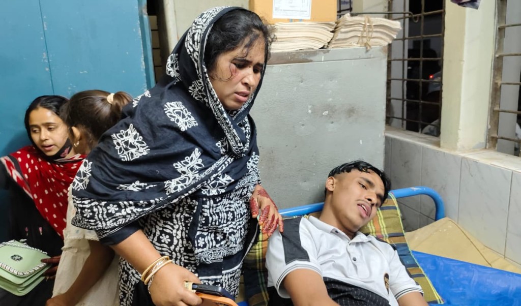 কুষ্টিয়ায় আধিপত্য সংঘর্ষে চার গুলিবিদ্ধ আহত দশ কুষ্টিয়ায় আধিপত্য সংঘর্ষে চার গুলিবিদ্ধ, আহত দশ