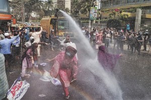 কেন্দ্রীয় ব্যাংকের সামনে বিক্ষোভ করছে একীভূত পাঁচ ব্যাংকের আমানতকারীরা