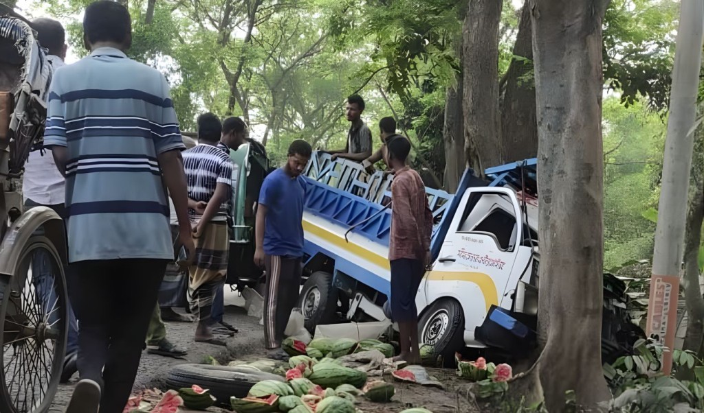 গাছের সঙ্গে সংঘর্ষে ব্যবসায়ীর মৃত্যু গাছের সঙ্গে সংঘর্ষে ব্যবসায়ীর মৃত্যু