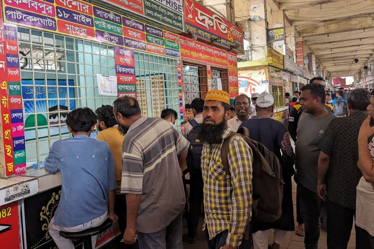 গাবতলীতে বাড়তি ভাড়া, যাত্রীদের দূর্ভোগ