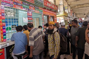গাবতলীতে বাড়তি ভাড়া, যাত্রীদের দূর্ভোগ