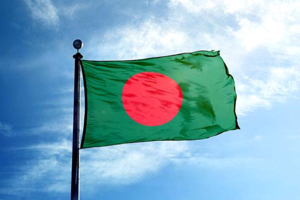 ঘরে ঘরে বাংলাদেশের বাংলার পতাকা উড়ানো হয়