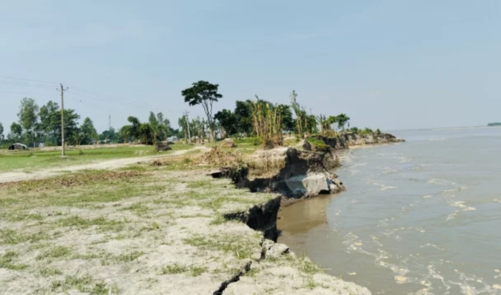 চাঁদাবাজের ভয়ে যমুনা নদীর তীররক্ষা বাঁধ কাজ স্থগিত চাঁদাবাজের ভয়ে যমুনা নদীর তীররক্ষা বাঁধ কাজ স্থগিত