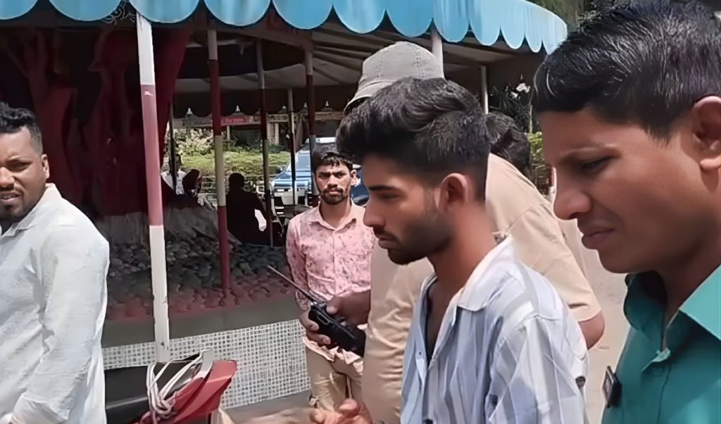 ছাত্রদল নেতা গ্রেপ্তার চাঁদাবাজি অভিযোগে ছাত্রদল নেতা গ্রেপ্তার চাঁদাবাজি অভিযোগে