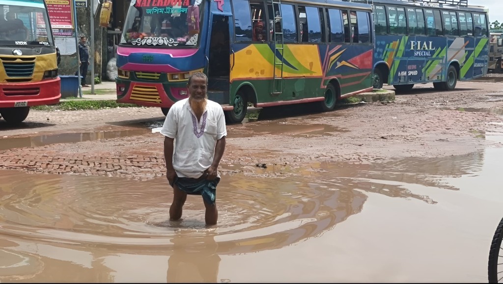 জলাবদ্ধতার জালে নাকাল সড়ক জলাবদ্ধতার জালে নাকাল সড়ক