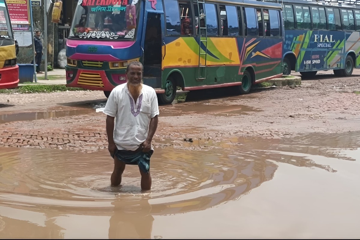 জলাবদ্ধতার জালে নাকাল সড়ক