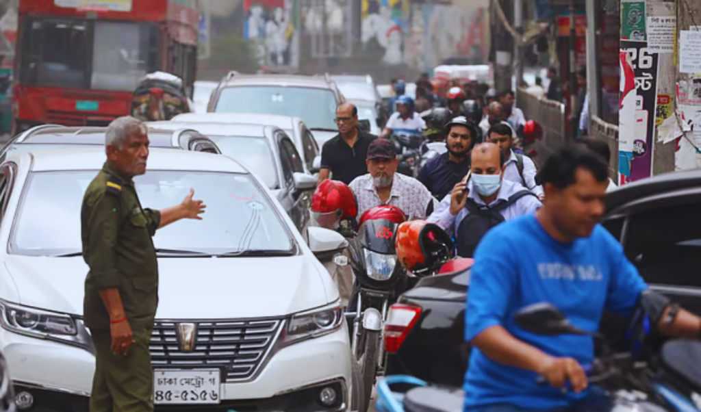 জ্বালানি তেলের জন্য লাইন এক কিলোমিটারের বেশি জ্বালানি তেলের জন্য লাইন এক কিলোমিটারের বেশি