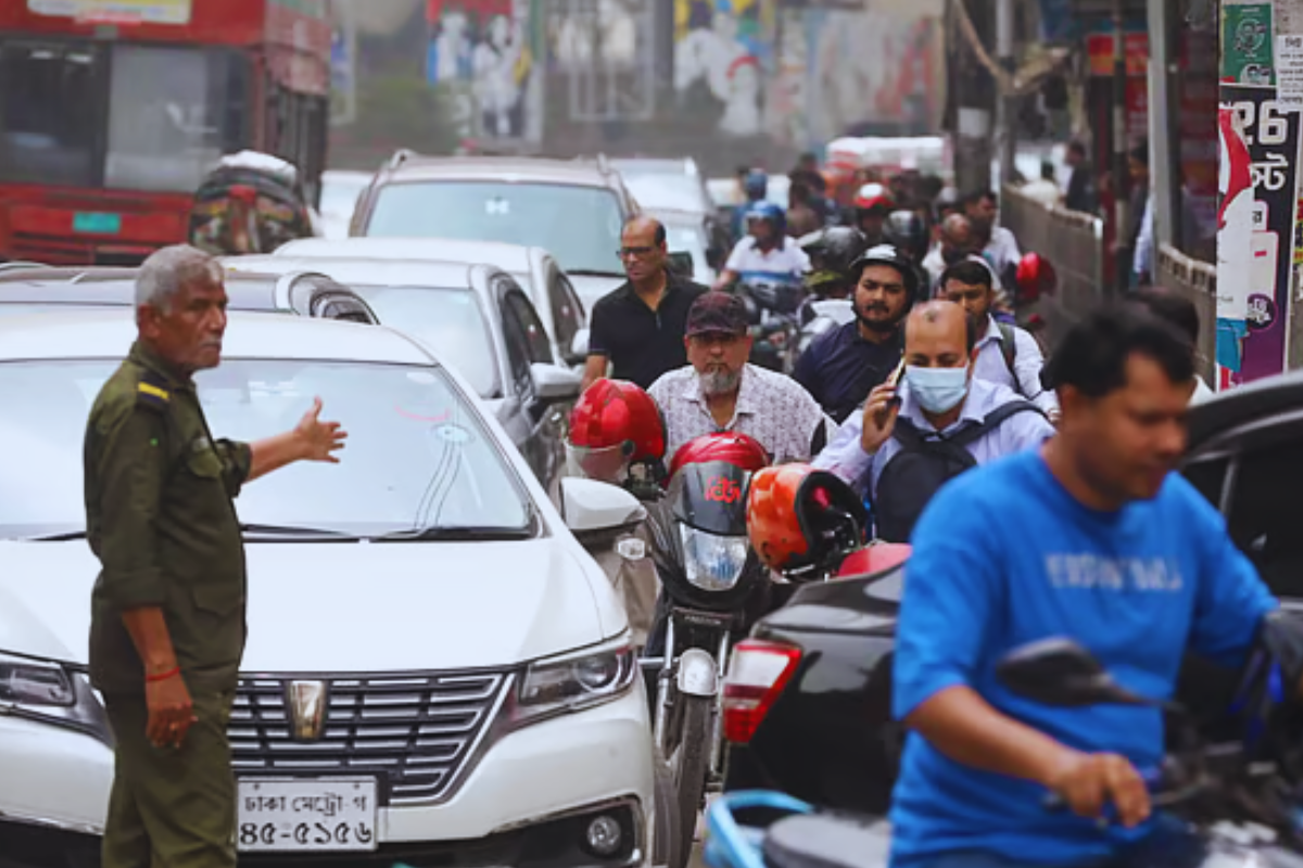 জ্বালানি তেলের জন্য লাইন এক কিলোমিটারের বেশি