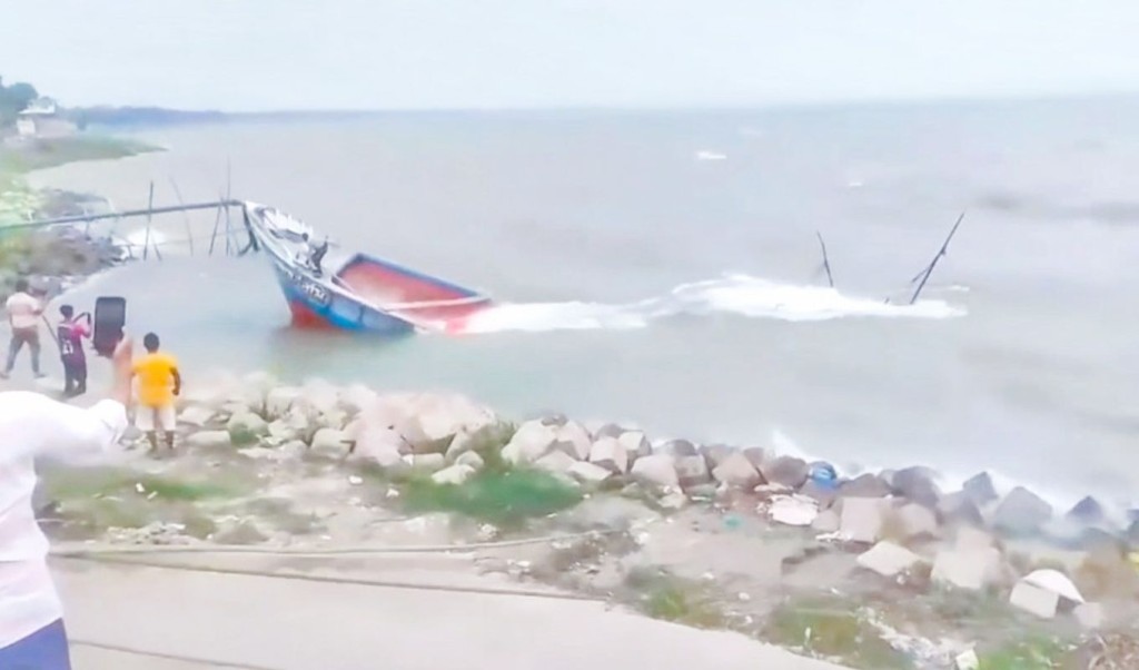 ঝড়ে পদ্মায় সিমেন্টবোঝাই তিন ট্রলারডুবি ঝড়ে পদ্মায় সিমেন্টবোঝাই তিন ট্রলারডুবি