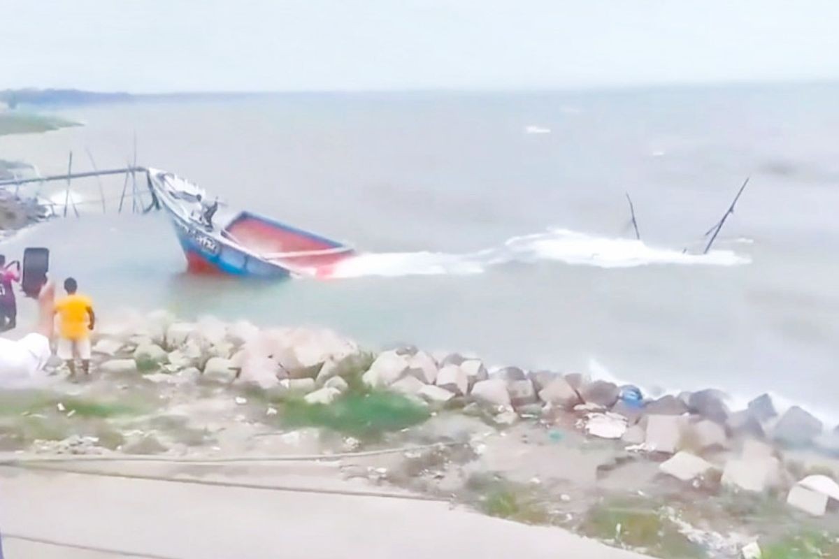 ঝড়ে পদ্মায় সিমেন্টবোঝাই তিন ট্রলারডুবি