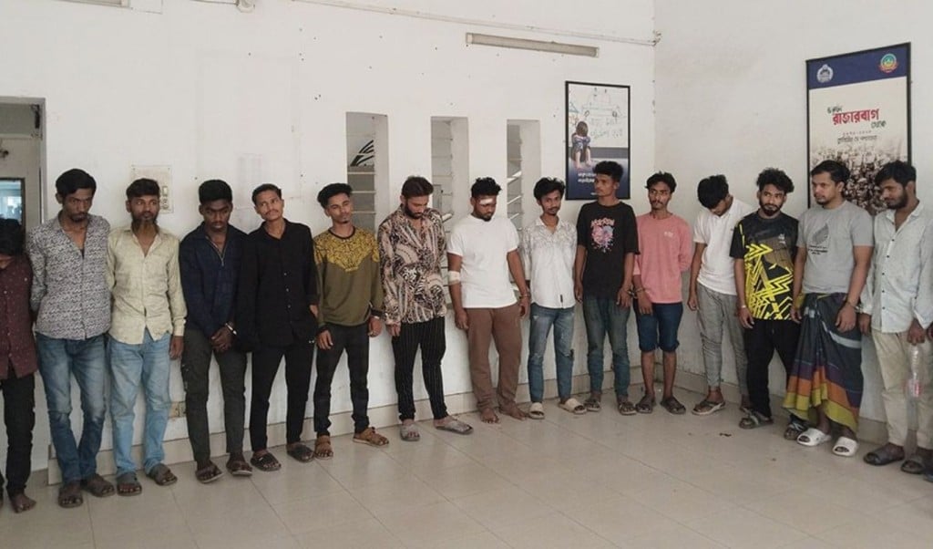 টঙ্গীতে দুই বস্তিতে পুলিশি অভিযান টঙ্গীতে দুই বস্তিতে পুলিশি অভিযান