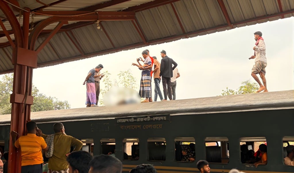 ট্রেন ছাদে ঝাঁপ ব্রিজে ধাক্কায় যুবক নিহত ট্রেন ছাদে ঝাঁপ: ব্রিজে ধাক্কায় যুবক নিহত