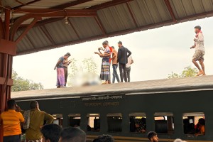 ট্রেন ছাদে ঝাঁপ: ব্রিজে ধাক্কায় যুবক নিহত