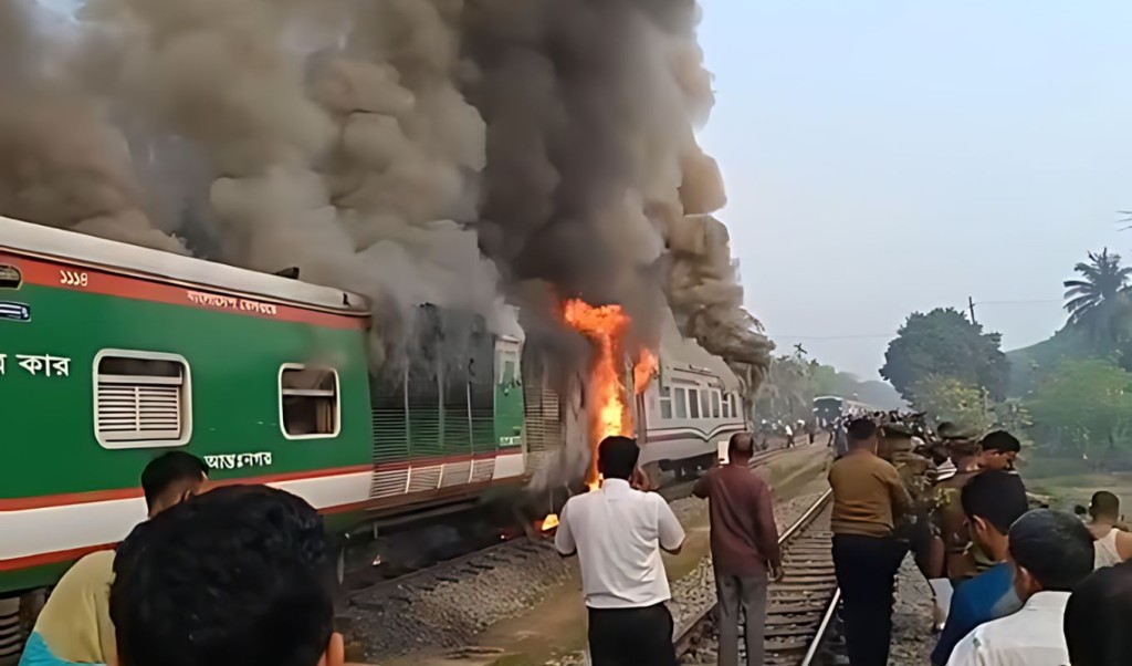 ট্রেনে অগ্নিকাণ্ডে আতঙ্ক ট্রেনে অগ্নিকাণ্ডে আতঙ্ক