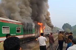 ট্রেনে অগ্নিকাণ্ডে আতঙ্ক