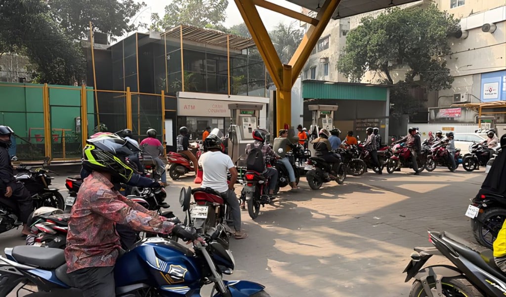 ঢাকায় জ্বালানি তেলের তীব্র চাহিদা ও বিক্রির সংকট ঢাকায় জ্বালানি তেলের তীব্র চাহিদা ও বিক্রির সংকট