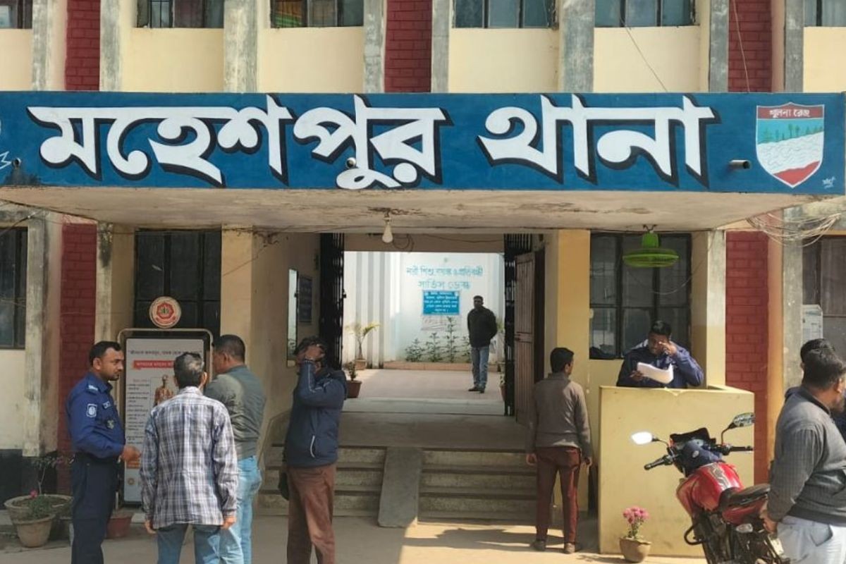 তেলবাহী ট্রাকের ধাক্কায় প্রাণহানি, ছেলে আহত