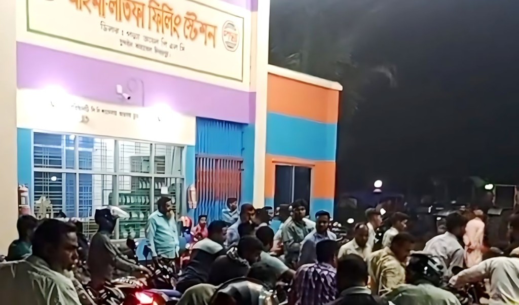 দীর্ঘ লাইনে তরুণের মৃত্যু দীর্ঘ লাইনে তরুণের মৃত্যু