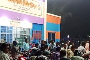 দীর্ঘ লাইনে তরুণের মৃত্যু