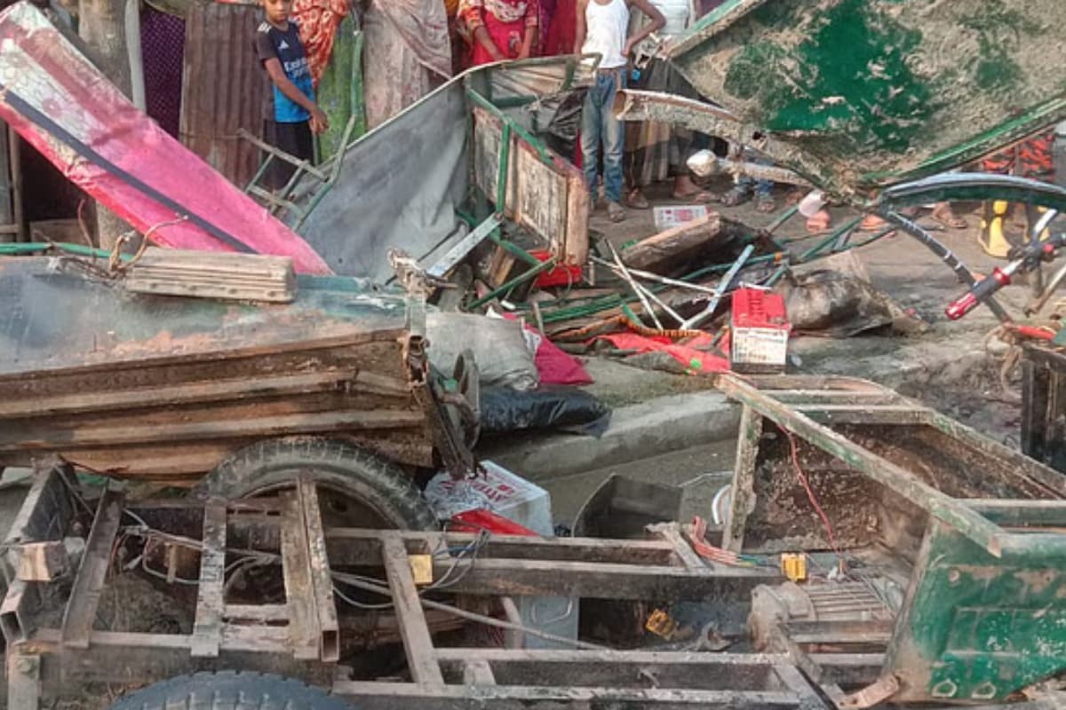 নাটোরে সড়ক দুর্ঘটনায় তিন জনের মৃত্যু, চার আহত