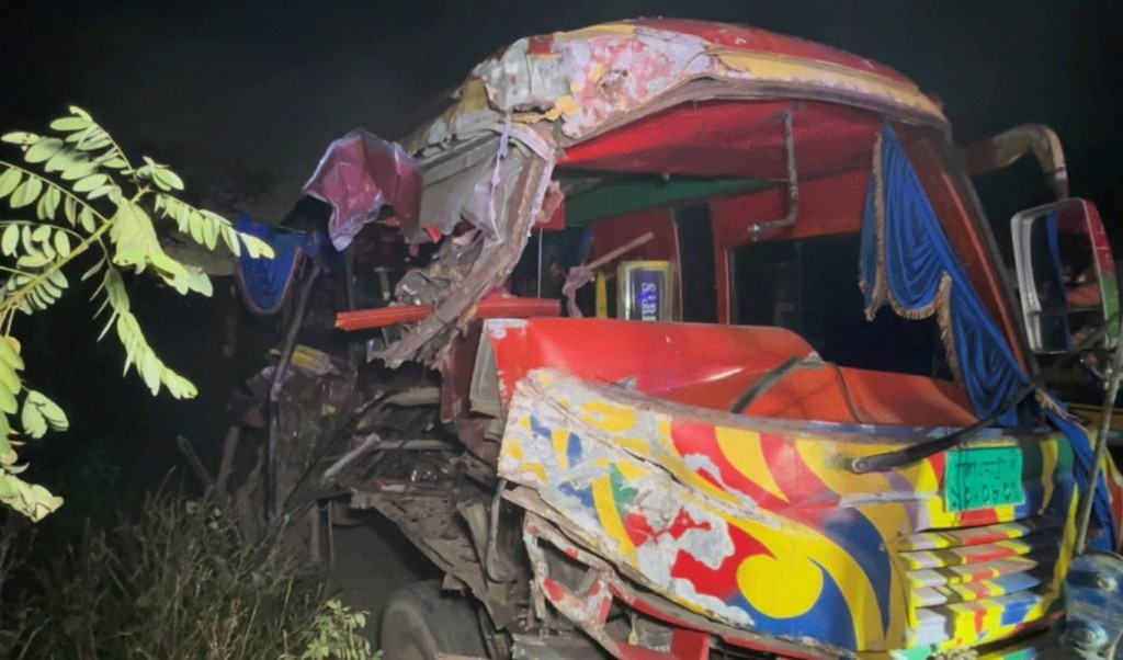 নান্দলায় মুখোমুখি সংঘর্ষে দুমড়ে দুই বাস নান্দলায় মুখোমুখি সংঘর্ষে দুমড়ে দুই বাস