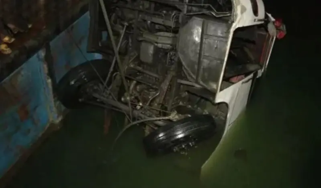 পদ্মায় ডুবে যাওয়া বাস উদ্ধার অভিযান শুরু তিনটি অ্যাম্বুলেন্স প্রস্তুত পদ্মায় ডুবে যাওয়া বাস উদ্ধার অভিযান শুরু, তিনটি অ্যাম্বুলেন্স প্রস্তুত