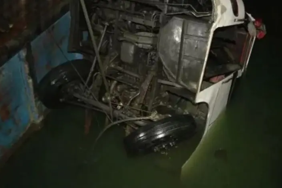 পদ্মায় ডুবে যাওয়া বাস উদ্ধার অভিযান শুরু, তিনটি অ্যাম্বুলেন্স প্রস্তুত