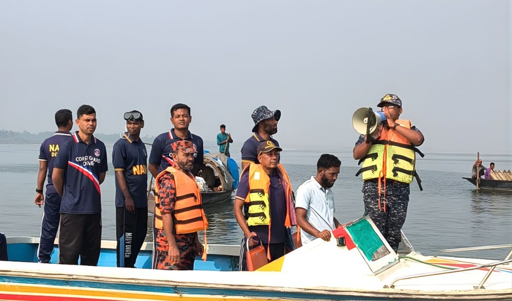 পদ্মায় বাসডুবি তৃতীয় দিনে উদ্ধার অভিযান অব্যাহত পদ্মায় বাসডুবি: তৃতীয় দিনে উদ্ধার অভিযান অব্যাহত