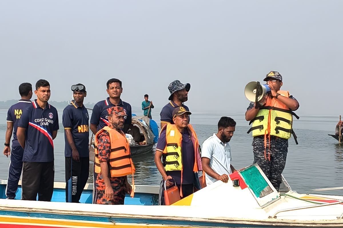 পদ্মায় বাসডুবি: তৃতীয় দিনে উদ্ধার অভিযান অব্যাহত