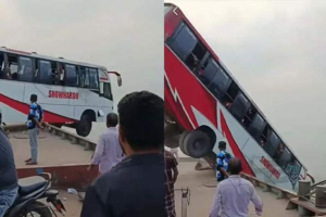 পদ্মায় বাসডুবির ঘটনায় সৌহার্দ্য পরিবহনের নিবন্ধন সাময়িক স্থগিত ঘোষণা