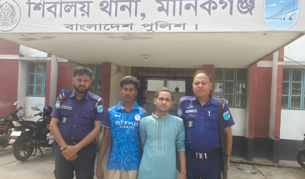 পাটুরিয়া ঘাটে চাঁদাবাজি অভিযান দুই যুবক আটক পাটুরিয়া ঘাটে চাঁদাবাজি অভিযান: দুই যুবক আটক