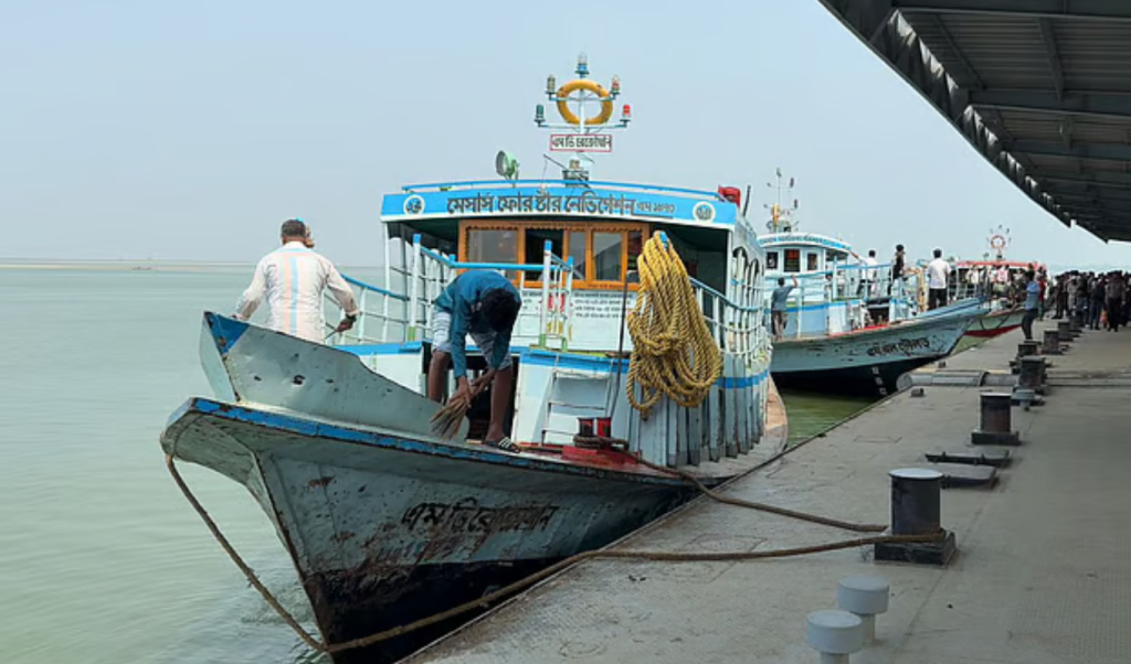 পাটুরিয়া দৌলতদিয়া নৌপথে লঞ্চ জাহাজ সংঘর্ষ আহত ১০ পাটুরিয়া-দৌলতদিয়া নৌপথে লঞ্চ-জাহাজ সংঘর্ষ, আহত ১০