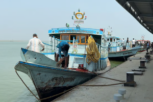 পাটুরিয়া-দৌলতদিয়া নৌপথে লঞ্চ-জাহাজ সংঘর্ষ, আহত ১০