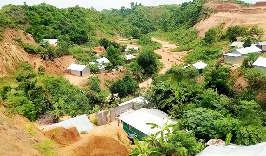 পাহাড় কেটে গড়ে উঠছে ভয়ংকর জঙ্গল সলিমপুর পাহাড় কেটে গড়ে উঠছে ভয়ংকর জঙ্গল সলিমপুর
