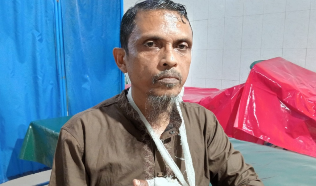 পিরোজপুরে চাঁদা না দেওয়ায় ব্যবসায়ীর বাড়িতে হামলা পিরোজপুরে চাঁদা না দেওয়ায় ব্যবসায়ীর বাড়িতে হামলা