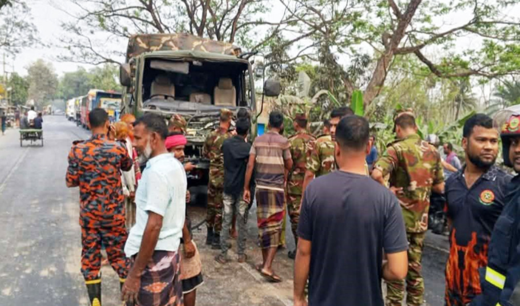 পুঠিয়ায় বাস–সেনা গাড়ির সংঘর্ষে আহত ১ পুঠিয়ায় বাস–সেনা গাড়ির সংঘর্ষে আহত ১