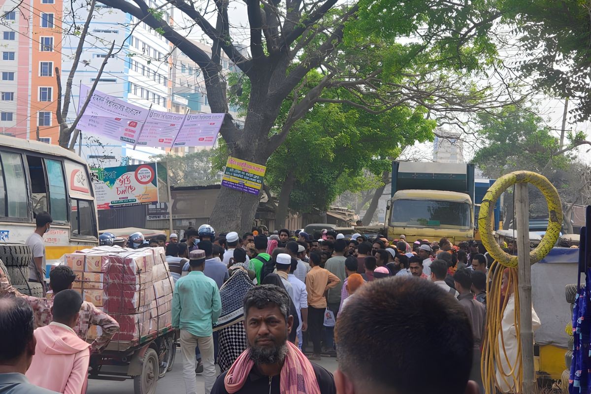 পোশাক শ্রমিকদের বেতন-বোনাস দাবি আন্দোলন