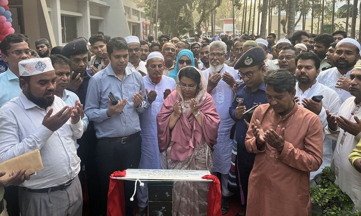 প্রশাসনের কর্মকর্তাদের নির্ভয়ে কাজ করার নির্দেশ দিলেন মন্ত্রী