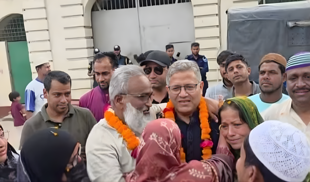 ফরিদপুরে কারামুক্ত আওয়ামী লীগ নেতাকে ফুল দিয়ে বরণ করেছে নবনির্বাচিত বিএনপি সংসদ সদস্য ফরিদপুরে কারামুক্ত আওয়ামী লীগ নেতাকে ফুল দিয়ে বরণ করেছে নবনির্বাচিত বিএনপি সংসদ সদস্য