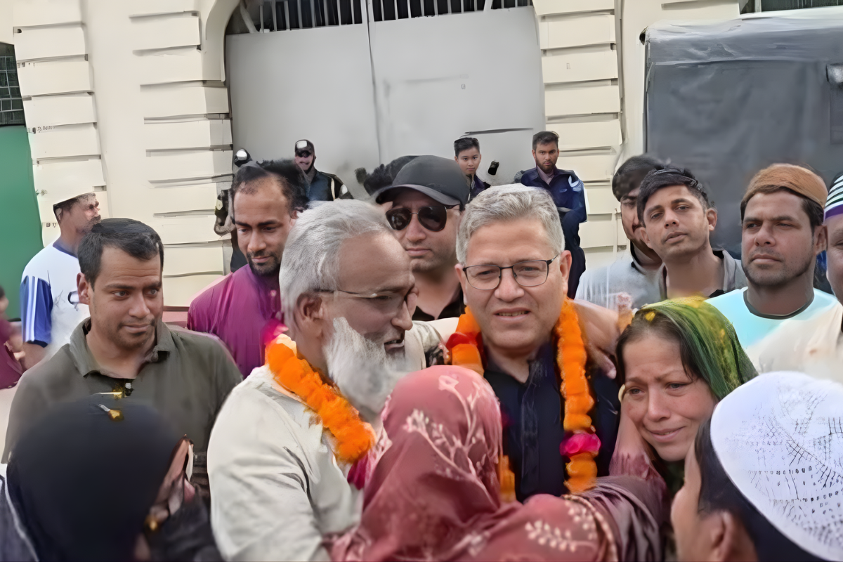 ফরিদপুরে কারামুক্ত আওয়ামী লীগ নেতাকে ফুল দিয়ে বরণ করেছে নবনির্বাচিত বিএনপি  সংসদ সদস্য