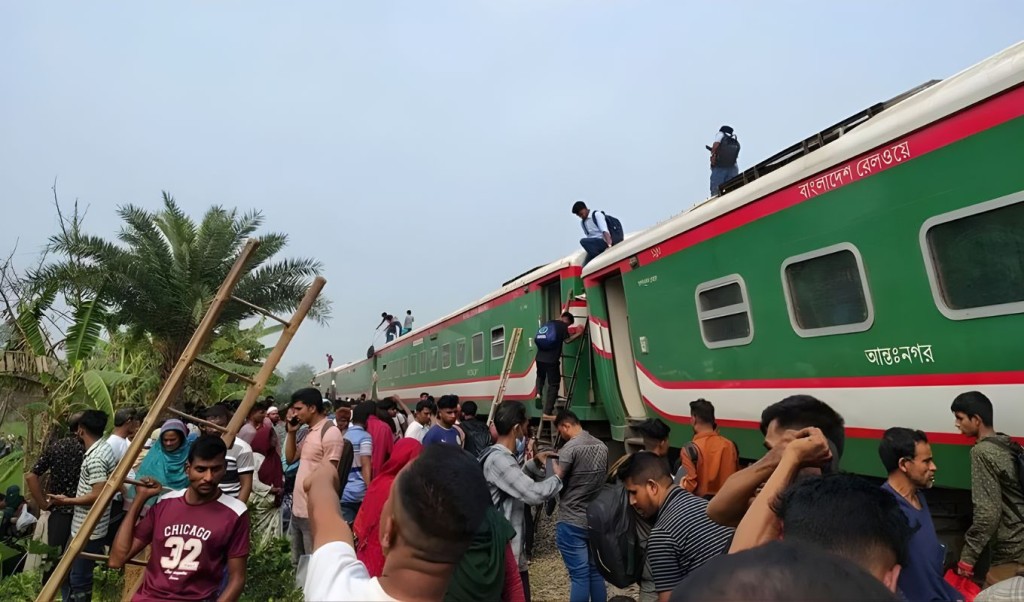 বগুড়ায় নীলসাগর এক্সপ্রেস লাইনচ্যুত বগুড়ায় নীলসাগর এক্সপ্রেস লাইনচ্যুত
