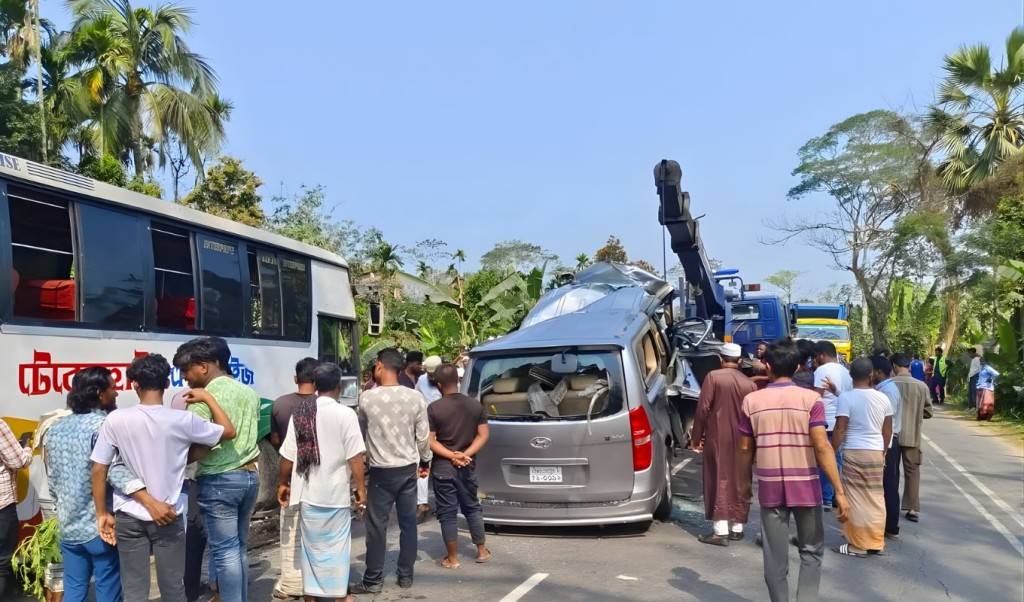 বরিশালে বাস মাইক্রোবাস সংঘর্ষে নিহত ২ বরিশালে বাস-মাইক্রোবাস সংঘর্ষে নিহত ২
