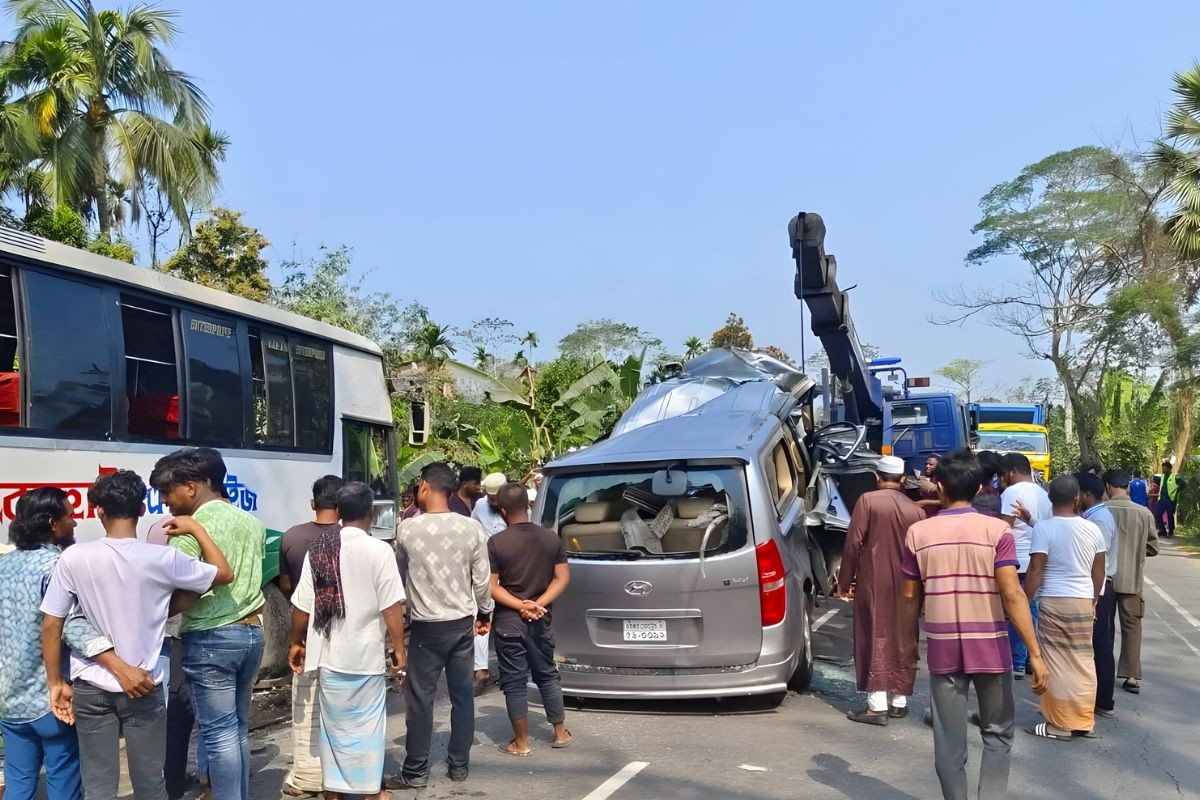 বরিশালে বাস-মাইক্রোবাস সংঘর্ষে নিহত ২
