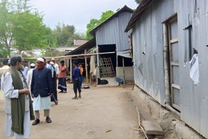 বসতঘর তছনছ, হামলার অভিযোগ উভয়পক্ষের বিরুদ্ধে
