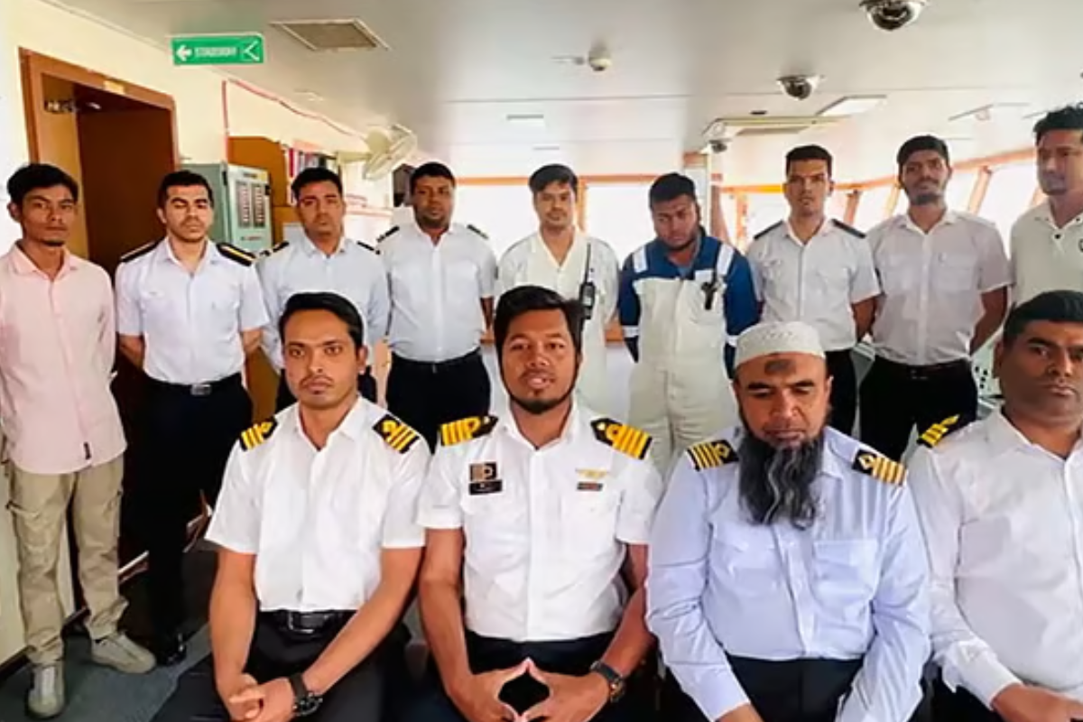 বাংলাদেশি জাহাজে বোমা বিস্ফোরণ আতঙ্ক