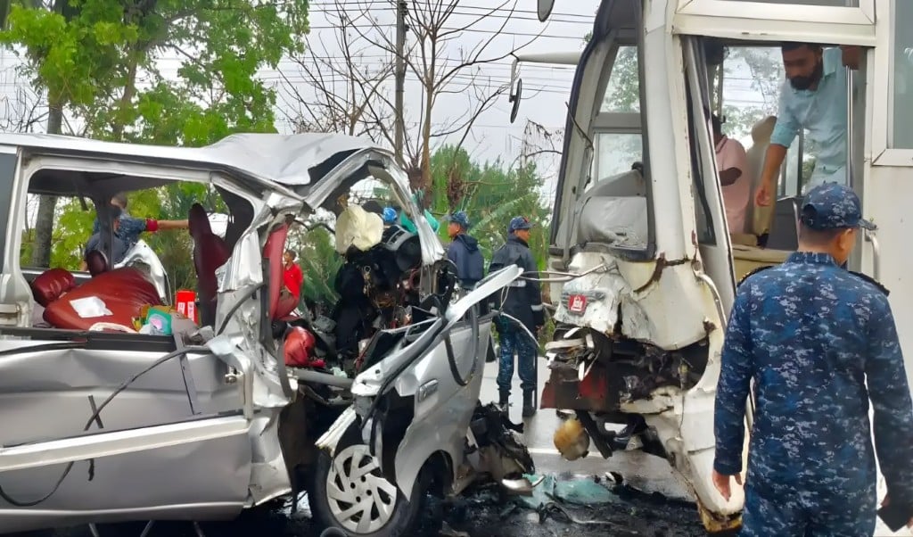 বাগেরহাটে নৌবাহিনীর বাস মাইক্রোবাস সংঘর্ষে ১৩ মৃত্যু বাগেরহাটে নৌবাহিনীর বাস-মাইক্রোবাস সংঘর্ষে ১৩ মৃত্যু