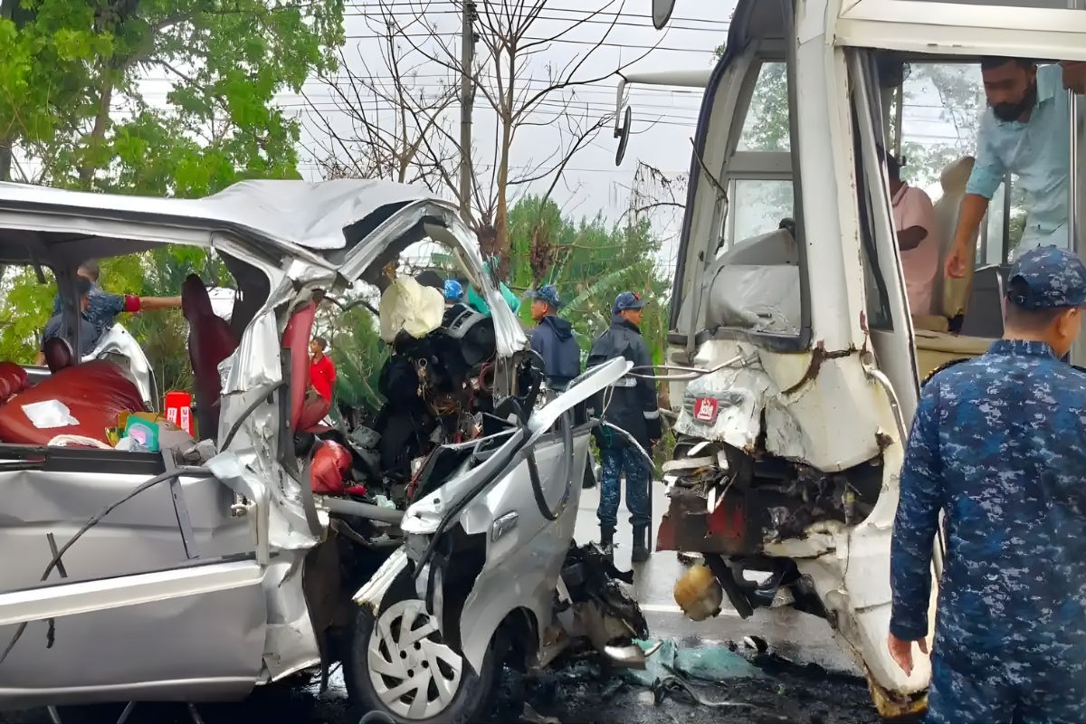 বাগেরহাটে নৌবাহিনীর বাস-মাইক্রোবাস সংঘর্ষে ১৩ মৃত্যু