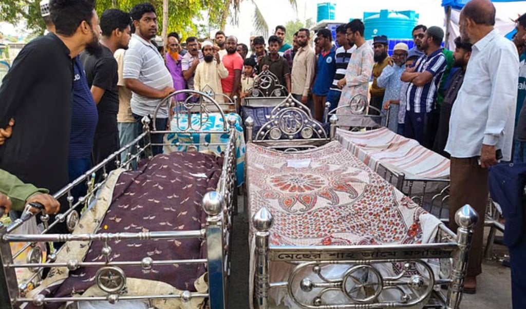 বিয়ের মাইক্রোবাস দুর্ঘটনায় ১৪ প্রাণ ঝরল বিয়ের মাইক্রোবাস দুর্ঘটনায় ১৪ প্রাণ ঝরল