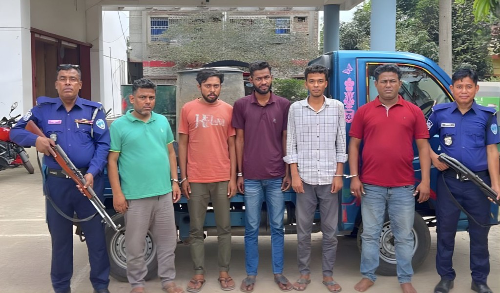 বুড়িচংয়ে পাচারকালে তেলসহ ৫ জন আটক বুড়িচংয়ে পাচারকালে তেলসহ ৫ জন আটক
